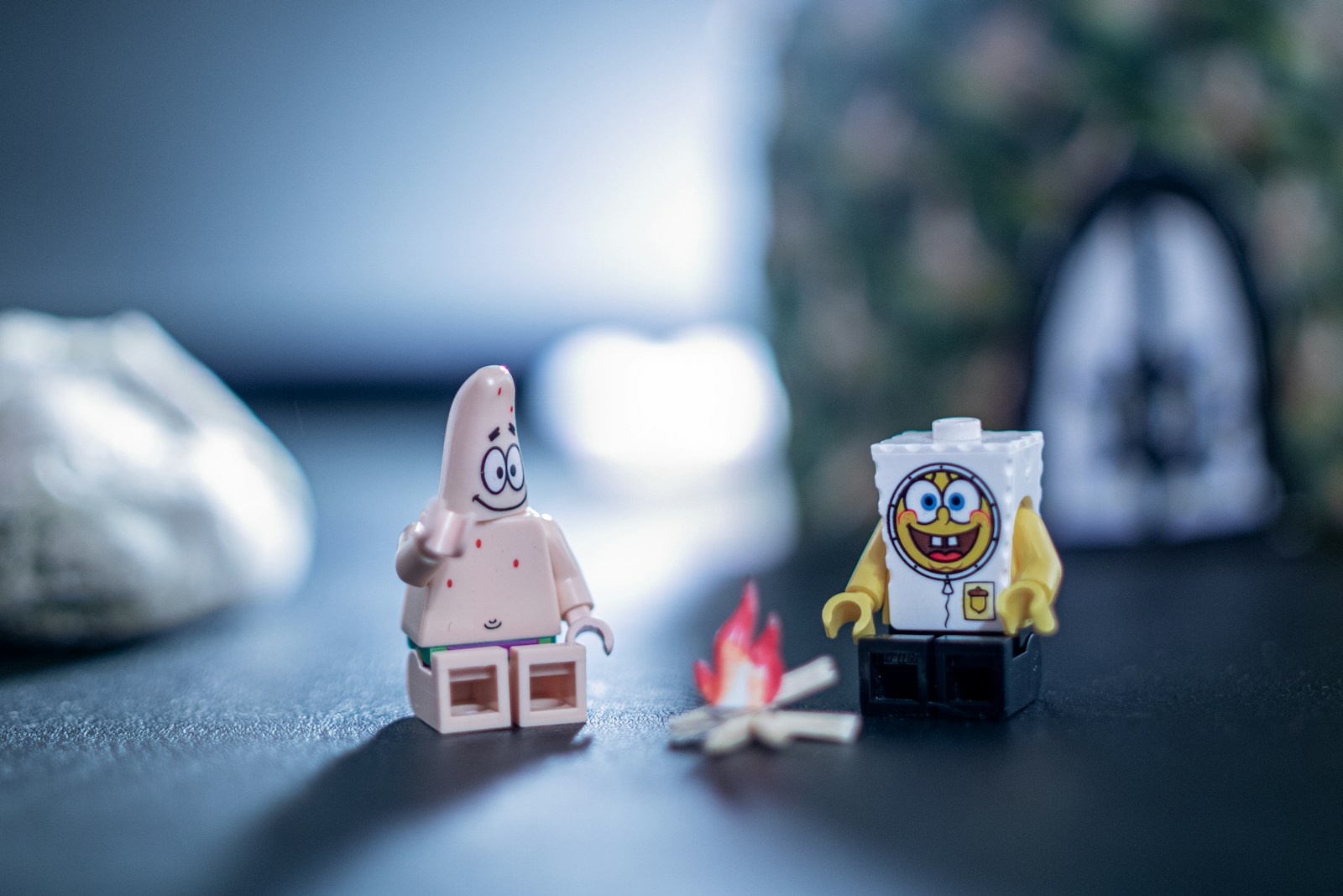 Figurines LEGO de Bob l'éponge et de Patrick assises autour d'un feu de camp en briques